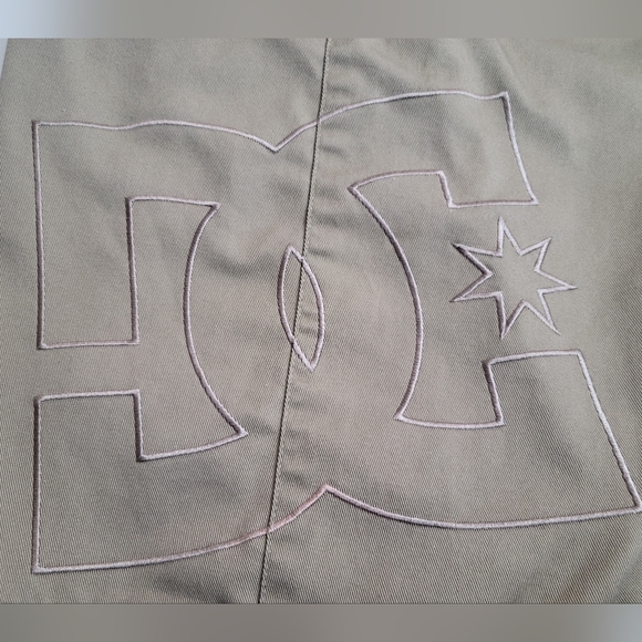 DC Shoe Co. Tan shorts, Size: 30 Style: Intro, RN#93220 - Picture 6 of 8